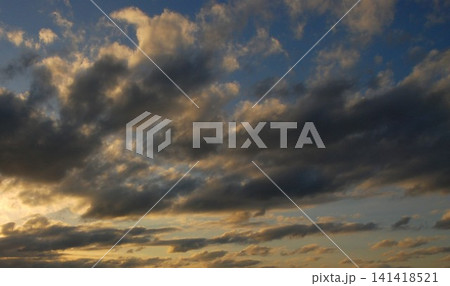 沖縄の夕方の空と雲 沖縄の夕方の空と雲 141418521