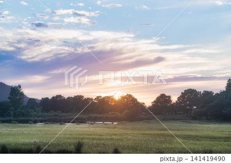 沈む夕日と茜色に染まる空の下の広場 沈む夕日と茜色に染まる空の下の広場 141419490