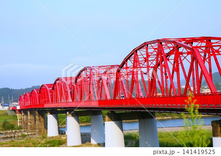 連なる赤いトラスが美しい四万十川の赤鉄橋 141419525