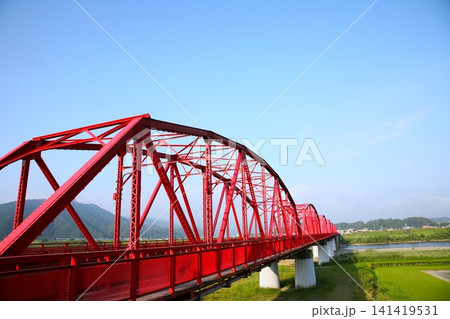 迫り来るトラス構造が美しい四万十川の赤鉄橋 迫り来るトラス構造が美しい四万十川の赤鉄橋 141419531