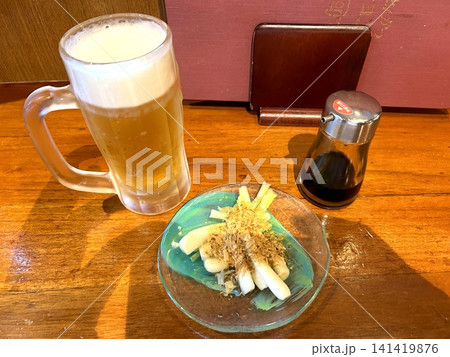 居酒屋で味わう生ビールとお通し 居酒屋で味わう生ビールとお通し 141419876