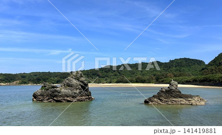 二つの岩がそびえる沖縄やんばるの静かな浜辺 二つの岩がそびえる沖縄やんばるの静かな浜辺 141419881