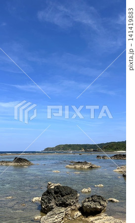 岩礁が点在する沖縄やんばるの透明な海 岩礁が点在する沖縄やんばるの透明な海 141419883