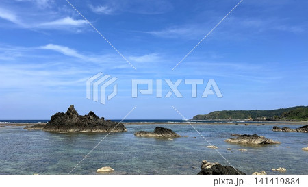 青空の下に岩礁が連なる沖縄の海岸風景 青空の下に岩礁が連なる沖縄の海岸風景 141419884