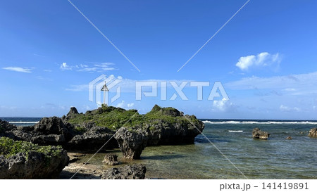 隆起サンゴの岩礁が連なる沖縄の海 隆起サンゴの岩礁が連なる沖縄の海 141419891