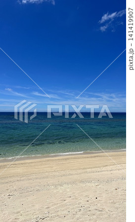 白い砂浜と青のグラデーションが美しい海 141419907