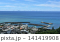 高台から見下ろす沖縄北部の漁港と集落 141419908