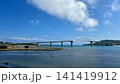 干潮の海峡に架かるアーチ橋と夏の雲 141419912