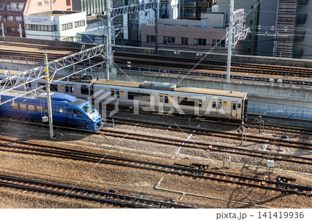 線路を走る電車と特急列車の風景 俯瞰 ハイアングル 都市交通 線路を走る電車と特急列車の風景 俯瞰 ハイアングル 都市交通 141419936