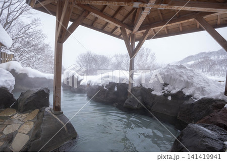 雪景色の北海道露天風呂で、湯煙立ちのぼる温泉を楽しむ冬の至福 141419941