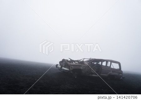富士山に放置された車 141420706