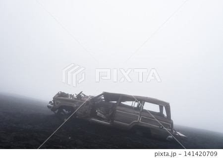 富士山に放置された車 141420709