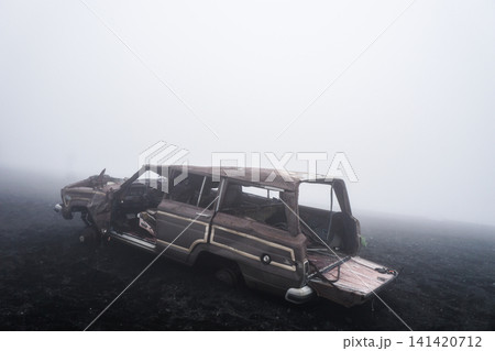 富士山に放置された車 141420712