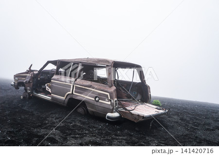 富士山に放置された車 141420716