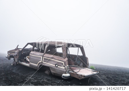富士山に放置された車 141420717