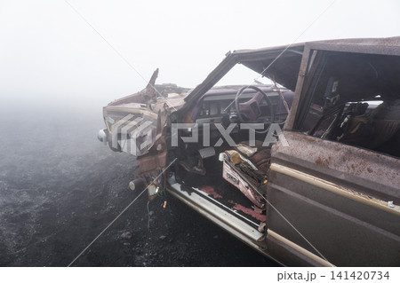 富士山に放置された車 141420734