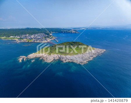 福井県坂井市三国町・雄島と赤い雄島橋、日本海を望むドローン空撮風景 福井県坂井市三国町・雄島と赤い雄島橋、日本海を望むドローン空撮風景 141420879