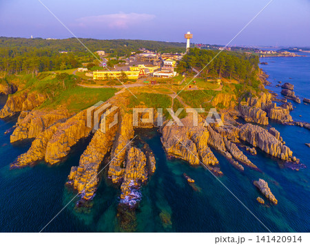 福井県・夕日に染まる東尋坊を空撮した柱状節理の絶景と日本海 福井県・夕日に染まる東尋坊を空撮した柱状節理の絶景と日本海 141420914