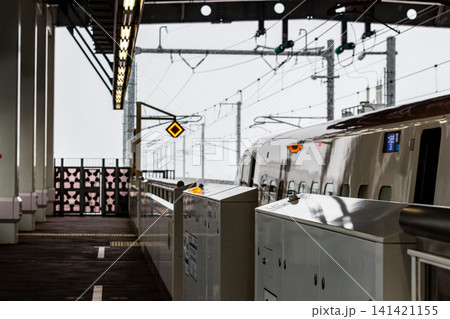 ホームドアが設置された新幹線駅のホームと列車・雪の舞う冬の風景 ホームドアが設置された新幹線駅のホームと列車・雪の舞う冬の風景 141421155