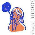 クレーム電話の対応をする女性 141423274