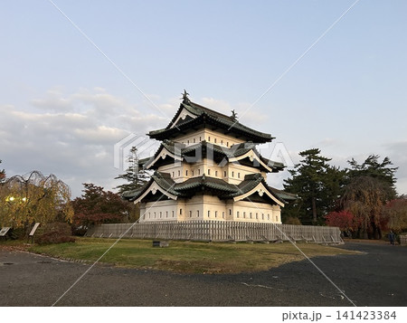青森県弘前市の公園、弘前公園の弘前城の三層の天守です。 青森県弘前市の公園、弘前公園の弘前城の三層の天守です。 141423384