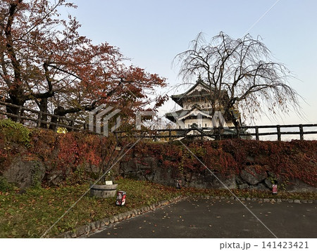 青森県弘前市の公園、弘前公園の弘前城三層の天守と11月の木々の風景です。 青森県弘前市の公園、弘前公園の弘前城三層の天守と11月の木々の風景です。 141423421