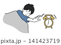 布団から手を伸ばして目覚まし時計を止めようとする子どものイラスト 141423719