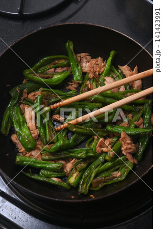 料理中の獅子唐とツナの炒め物 141423991