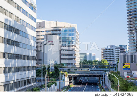 【南武線】早朝の川崎の街を通過する普通列車 141424069