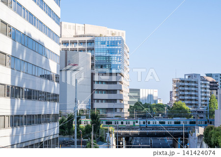 【東海道線】早朝の川崎の街を通過する普通列車 【東海道線】早朝の川崎の街を通過する普通列車 141424074