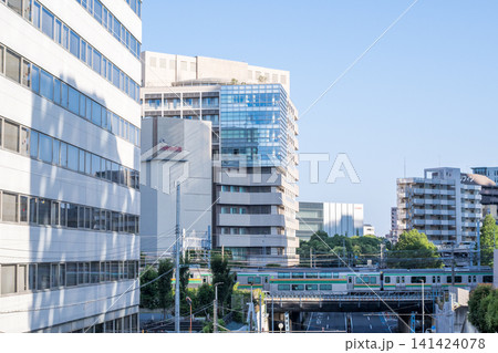 【東海道線】早朝の川崎の街を通過する普通列車 【東海道線】早朝の川崎の街を通過する普通列車 141424078