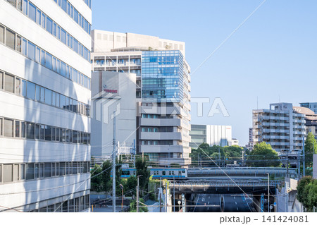 【京浜東北線】早朝の川崎の街を通過する普通列車 【京浜東北線】早朝の川崎の街を通過する普通列車 141424081