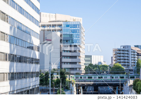 【東海道線】早朝の川崎の街を通過する普通列車 【東海道線】早朝の川崎の街を通過する普通列車 141424083