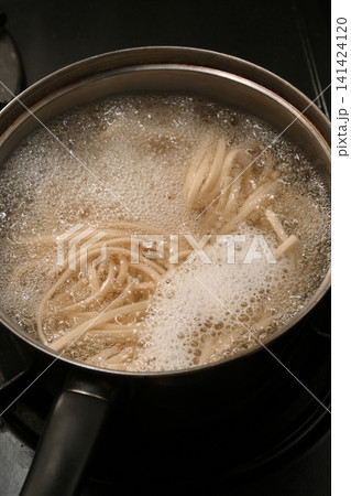 うどんを茹でている様子 うどんを茹でている様子 141424120