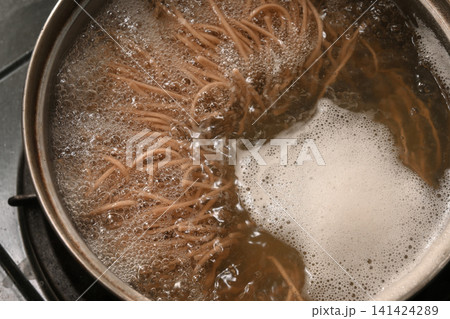 蕎麦を茹でている様子 蕎麦を茹でている様子 141424289
