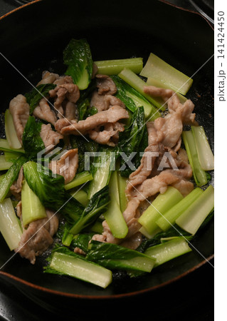 豚肉と小松菜を痛めている様子 141424450