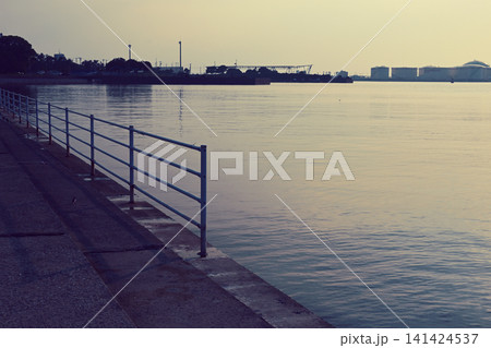 夕暮れの千葉ポートパークの海 夕暮れの千葉ポートパークの海 141424537