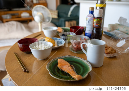 日本の愛知県名古屋市で食べた一般家庭のとても美味しい朝食 141424596