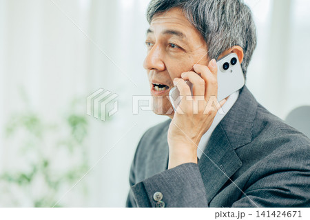 スマホで通話するシニア男性 スマホで通話するシニア男性 141424671