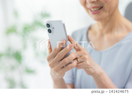 スマホを操作するシニア女性 141424675