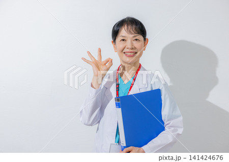 笑顔でファイルを持つベテラン医師 笑顔でファイルを持つベテラン医師 141424676