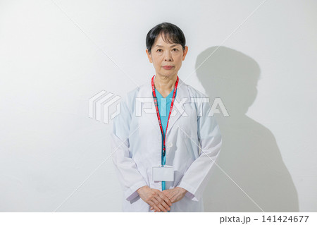 お辞儀をする医者 141424677