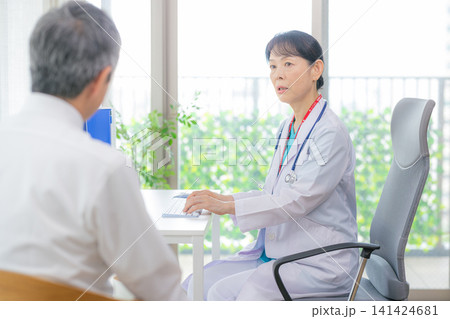 診察する医師 141424681