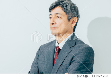 スーツを着たシニア男性 141424708