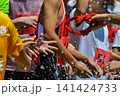 水しぶきの中でタスキを繋ぐランナーたち 141424733