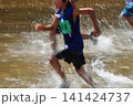 川を激しく走る子供たちのレース風景 141424737