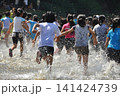 水しぶきを上げて川を走る子どもたち 141424739