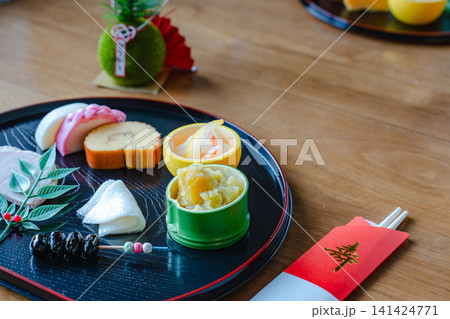 お正月に食べる伝統的なおせち料理 141424771
