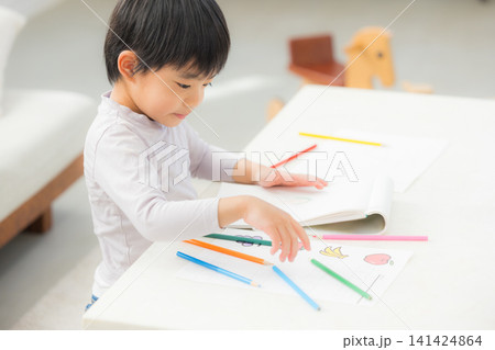 お絵描きする男の子 141424864