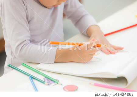 お絵描きする男の子 141424868
